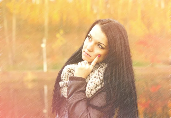 Jovem mulher bonita no outono parque jovem . — Fotografia de Stock