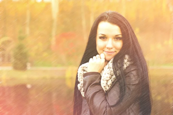 Молодая красивая девушка в осеннем парке . — стоковое фото