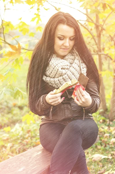 Young pretty woman in autumn park young. — Stock Photo, Image