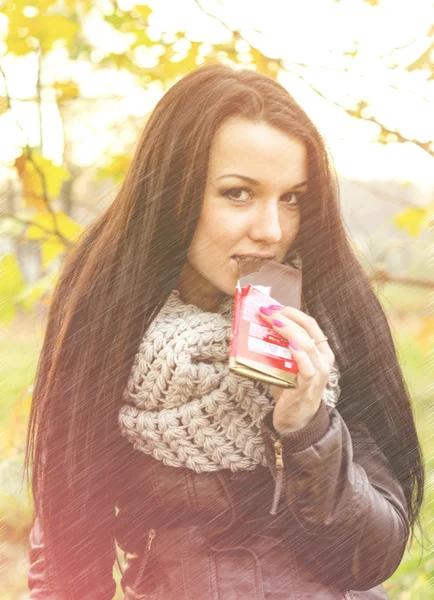 Young pretty woman in autumn park young. — Stock Photo, Image