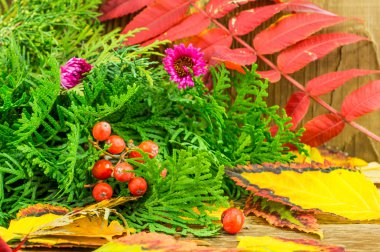 Ahşap arka planda güzel sonbahar kompozisyonu