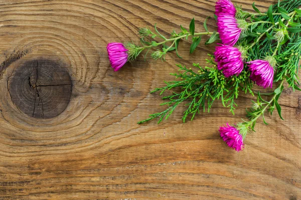 Ahşap arka planda güzel sonbahar kompozisyonu