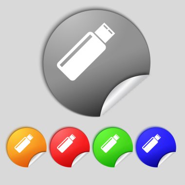 USB işareti simgesi. Flash sürücü sopa sembolü. Set renkli düğmeler. 
