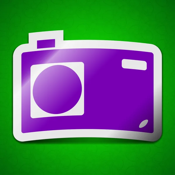 Знак иконки фотокамеры. Символ шикарной цветной липкой этикетки на зеленом фоне . — стоковое фото