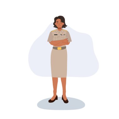 Kadın memur kendine güvenen resmi üniformayla ayakta duruyor.