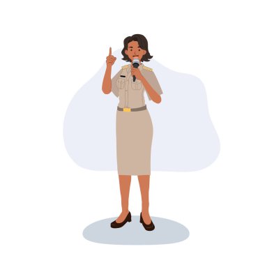 Kadın memur mikrofon tutarak kamuoyuna duyuru yapıyor