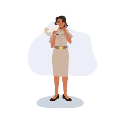 Resmi üniformalı kadın devlet memuru elinde megafonla ayakta duruyor ve halka bir duyuru yapıyor.