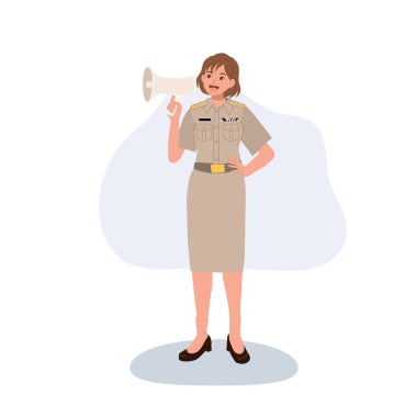 Resmi üniformalı kadın megafonla konuşuyor.