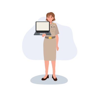 Kadın memur elinde resmi üniformayla dizüstü bilgisayar tutuyor.