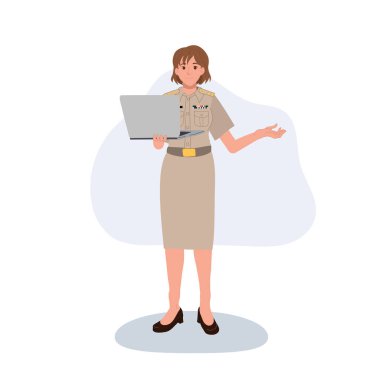 Bir kadın devlet memuru haki rengi üniforma giyiyor, elinde dizüstü bilgisayar tutuyor, bilgiyi sunuyor ya da açıklıyor.