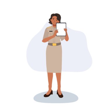 Resmi üniformalı kadın devlet memuru elinde tablet, ayakta duruyor ve dijital bilgi sunuyor..