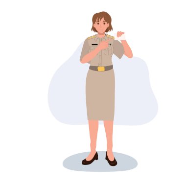 Bir kadın devlet memuru ya da üniformalı bir memur, elinde kimlik kartıyla ayakta duruyor.