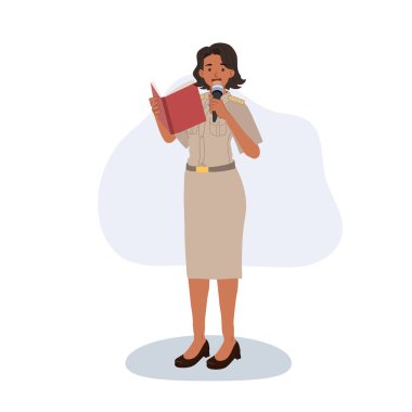 Resmi üniformalı kadın, elinde kitap ve mikrofon tutuyordu.