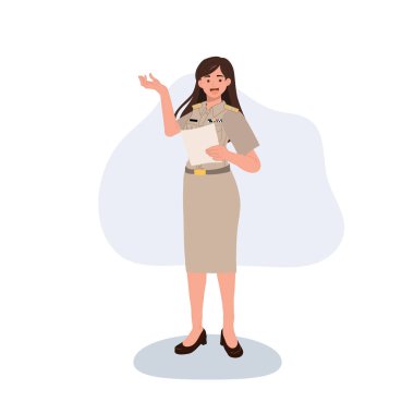 Resmi üniformalı kadın devlet memuru elinde bir belge tutuyor ve el hareketi yapıyor.