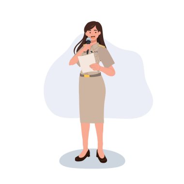 Resmi üniformalı sunucu mikrofonla konuşuyor ve kağıt karakterini rapor ediyor.