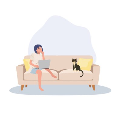 Ev kavramından çalış. Kadın evinde kedisiyle birlikte dizüstü bilgisayarda çalışıyor.