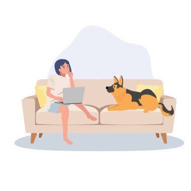 Dizüstü bilgisayarda köpekle çalışan genç kadın ev ofisinin rahat oturma odasında çalışıyor.