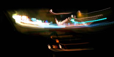 Hafif boya. Neon parıltısı. Şenlik dekorasyonu. Bulanık arkaplan. Parlak doku. Parlak desen. Poster, broşür, el ilanı ve kart için yaratıcı grafik tasarımı. Ağ, kumaş ve örtü için arkaplan.