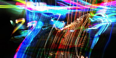 Hafif boya. Neon parıltısı. Şenlik dekorasyonu. Bulanık arkaplan. Parlak doku. Parlak desen. Poster, broşür, el ilanı ve kart için yaratıcı grafik tasarımı. Ağ, kumaş ve örtü için arkaplan.