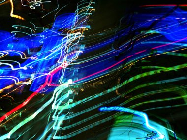 Hafif boya. Neon parıltısı. Şenlik dekorasyonu. Bulanık arkaplan. Parlak doku. Parlak desen. Poster, broşür, el ilanı ve kart için yaratıcı grafik tasarımı. Ağ, kumaş ve örtü için arkaplan.