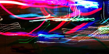 Hafif boya. Neon parıltısı. Şenlik dekorasyonu. Bulanık arkaplan. Parlak doku. Parlak desen. Poster, broşür, el ilanı ve kart için yaratıcı grafik tasarımı. Ağ, kumaş ve örtü için arkaplan.