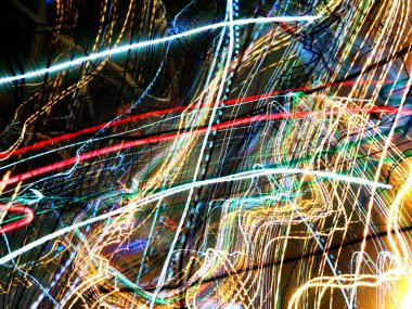 Hafif boya. Neon parıltısı. Şenlik dekorasyonu. Bulanık arkaplan. Parlak doku. Parlak desen. Poster, broşür, el ilanı ve kart için yaratıcı grafik tasarımı. Ağ, kumaş ve örtü için arkaplan.