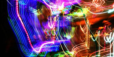 Hafif boya. Neon parıltısı. Şenlik dekorasyonu. Bulanık arkaplan. Parlak doku. Parlak desen. Poster, broşür, el ilanı ve kart için yaratıcı grafik tasarımı. Ağ, kumaş ve örtü için arkaplan.