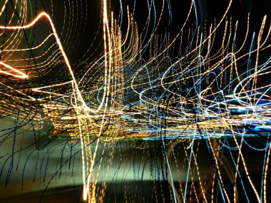 Hafif boya. Neon parıltısı. Şenlik dekorasyonu. Bulanık arkaplan. Parlak doku. Parlak desen. Poster, broşür, el ilanı ve kart için yaratıcı grafik tasarımı. Ağ, kumaş ve örtü için arkaplan.