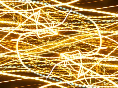 Hafif boya. Neon parıltısı. Simetri ve yansıma. Şenlik dekorasyonu. Bulanık arkaplan. Parlak doku. Parlak desen. Poster, broşür, el ilanı ve kart için yaratıcı grafik tasarımı. Ağ, kumaş ve örtü için arkaplan.