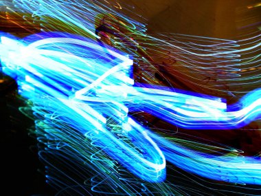 Hafif boya. Neon parıltısı. Şenlik dekorasyonu. Bulanık arkaplan. Parlak doku. Parlak desen. Poster, broşür, el ilanı ve kart için yaratıcı grafik tasarımı. Ağ, kumaş ve örtü için arkaplan.