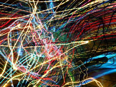 Hafif boya. Neon parıltısı. Şenlik dekorasyonu. Bulanık arkaplan. Parlak doku. Parlak desen. Poster, broşür, el ilanı ve kart için yaratıcı grafik tasarımı. Ağ, kumaş ve örtü için arkaplan.