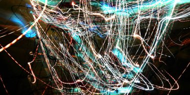 Hafif boya. Neon parıltısı. Şenlik dekorasyonu. Bulanık arkaplan. Parlak doku. Parlak desen. Poster, broşür, el ilanı ve kart için yaratıcı grafik tasarımı. Ağ, kumaş ve örtü için arkaplan.