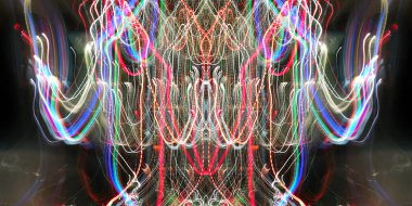 Hafif boya. Neon parıltısı. Simetri ve yansıma. Şenlik dekorasyonu. Bulanık arkaplan. Parlak doku. Parlak desen. Poster, broşür, el ilanı ve kart için yaratıcı grafik tasarımı. Ağ, kumaş ve örtü için arkaplan.