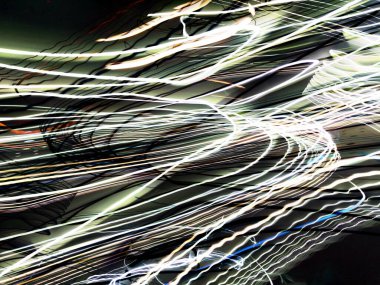 Hafif boya. Neon parıltısı. Şenlik dekorasyonu. Bulanık arkaplan. Parlak doku. Parlak desen. Poster, broşür, el ilanı ve kart için yaratıcı grafik tasarımı. Ağ, kumaş ve örtü için arkaplan.