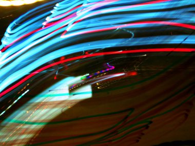 Hafif boya. Neon parıltısı. Şenlik dekorasyonu. Bulanık arkaplan. Parlak doku. Parlak desen. Poster, broşür, el ilanı ve kart için yaratıcı grafik tasarımı. Ağ, kumaş ve örtü için arkaplan.