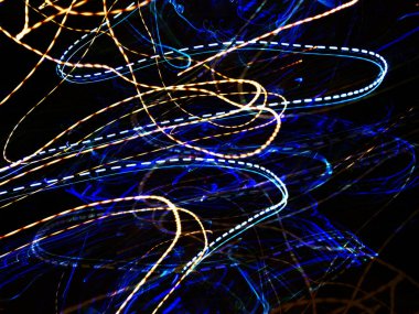 Hafif boya. Neon parıltısı. Şenlik dekorasyonu. Bulanık arkaplan. Parlak doku. Parlak desen. Poster, broşür, el ilanı ve kart için yaratıcı grafik tasarımı. Ağ, kumaş ve örtü için arkaplan.