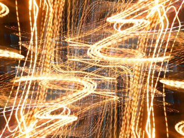 Hafif boya. Neon parıltısı. Simetri ve yansıma. Şenlik dekorasyonu. Bulanık arkaplan. Parlak doku. Parlak desen. Poster, broşür, el ilanı ve kart için yaratıcı grafik tasarımı. Ağ, kumaş ve örtü için arkaplan.