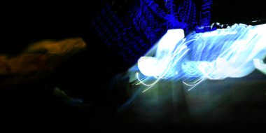 Hafif boya. Neon parıltısı. Şenlik dekorasyonu. Bulanık arkaplan. Parlak doku. Parlak desen. Poster, broşür, el ilanı ve kart için yaratıcı grafik tasarımı. Ağ, kumaş ve örtü için arkaplan.