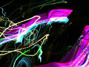 Hafif boya. Neon parıltısı. Şenlik dekorasyonu. Bulanık arkaplan. Parlak doku. Parlak desen. Poster, broşür, el ilanı ve kart için yaratıcı grafik tasarımı. Ağ, kumaş ve örtü için arkaplan.