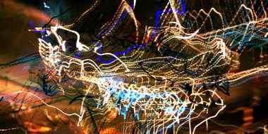 Hafif boya. Neon parıltısı. Şenlik dekorasyonu. Bulanık arkaplan. Parlak doku. Parlak desen. Poster, broşür, el ilanı ve kart için yaratıcı grafik tasarımı. Ağ, kumaş ve örtü için arkaplan.