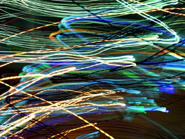 Hafif boya. Neon parıltısı. Şenlik dekorasyonu. Bulanık arkaplan. Parlak doku. Parlak desen. Poster, broşür, el ilanı ve kart için yaratıcı grafik tasarımı. Ağ, kumaş ve örtü için arkaplan.