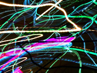 Hafif boya. Neon parıltısı. Şenlik dekorasyonu. Bulanık arkaplan. Parlak doku. Parlak desen. Poster, broşür, el ilanı ve kart için yaratıcı grafik tasarımı. Ağ, kumaş ve örtü için arkaplan.