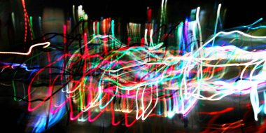 Hafif boya. Neon parıltısı. Şenlik dekorasyonu. Bulanık arkaplan. Parlak doku. Parlak desen. Poster, broşür, el ilanı ve kart için yaratıcı grafik tasarımı. Ağ, kumaş ve örtü için arkaplan.