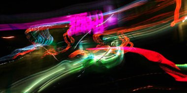 Hafif boya. Neon parıltısı. Şenlik dekorasyonu. Bulanık arkaplan. Parlak doku. Parlak desen. Poster, broşür, el ilanı ve kart için yaratıcı grafik tasarımı. Ağ, kumaş ve örtü için arkaplan.