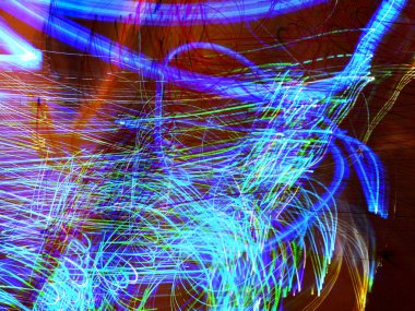 Hafif boya. Neon parıltısı. Şenlik dekorasyonu. Bulanık arkaplan. Parlak doku. Parlak desen. Poster, broşür, el ilanı ve kart için yaratıcı grafik tasarımı. Ağ, kumaş ve örtü için arkaplan.