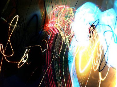 Hafif boya. Neon parıltısı. Şenlik dekorasyonu. Bulanık arkaplan. Parlak doku. Parlak desen. Poster, broşür, el ilanı ve kart için yaratıcı grafik tasarımı. Ağ, kumaş ve örtü için arkaplan.