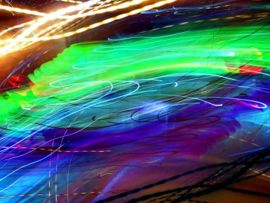 Hafif boya. Neon parıltısı. Şenlik dekorasyonu. Bulanık arkaplan. Parlak doku. Parlak desen. Poster, broşür, el ilanı ve kart için yaratıcı grafik tasarımı. Ağ, kumaş ve örtü için arkaplan.