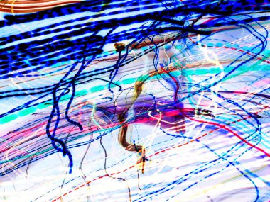 Hafif boya. Neon parıltısı. Şenlik dekorasyonu. Bulanık arkaplan. Parlak doku. Parlak desen. Poster, broşür, el ilanı ve kart için yaratıcı grafik tasarımı. Ağ, kumaş ve örtü için arkaplan.