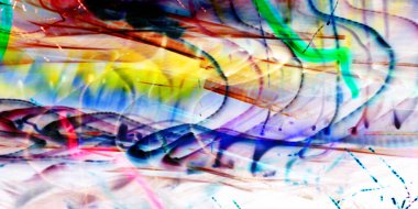 Hafif boya. Neon parıltısı. Şenlik dekorasyonu. Bulanık arkaplan. Parlak doku. Parlak desen. Poster, broşür, el ilanı ve kart için yaratıcı grafik tasarımı. Ağ, kumaş ve örtü için arkaplan.