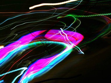 Hafif boya. Neon parıltısı. Şenlik dekorasyonu. Bulanık arkaplan. Parlak doku. Parlak desen. Poster, broşür, el ilanı ve kart için yaratıcı grafik tasarımı. Ağ, kumaş ve örtü için arkaplan.